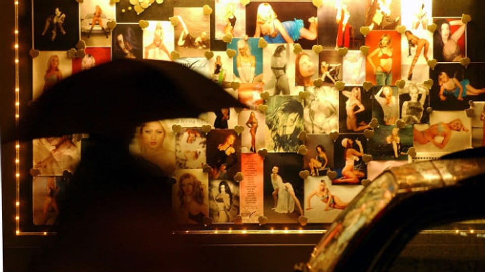 Aushang mit Bildern von Tänzerinnen vor einem Zürcher Nachtclub.