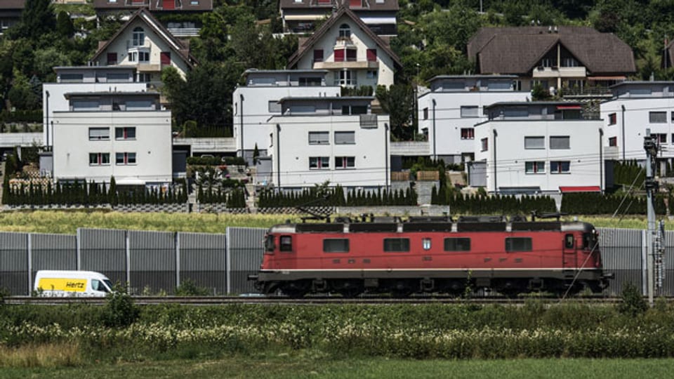 Siedlung mit Einfamilien- und Mehrfamilienhäuser in Oberwangen bei Bern am 23. August 2013.