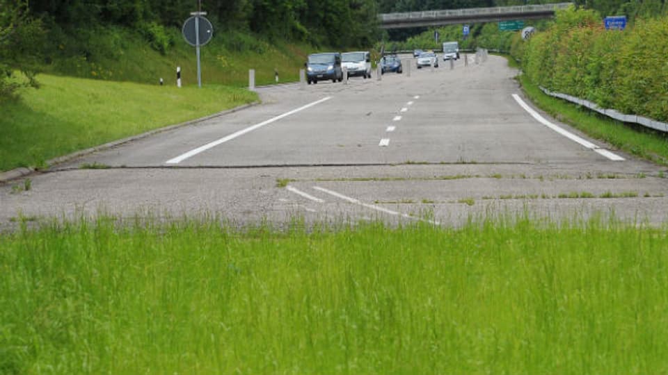 Das Ende der Oberlandautobahn A53 im Kreisel Betzholz bei Hinwil, aufgenommen am Dienstag, 26. Juni 2012.