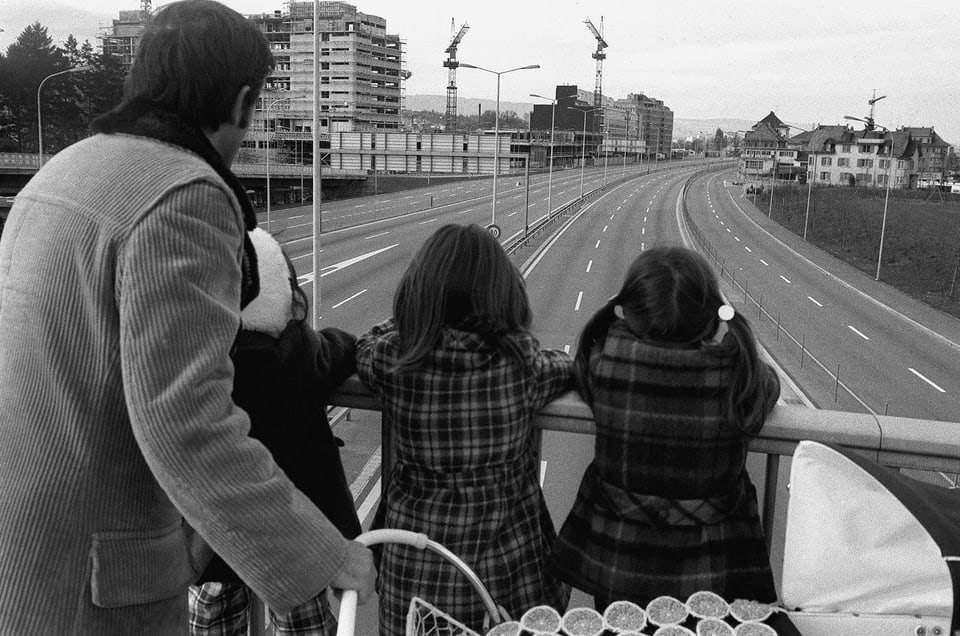 An einem der drei autofreien Sonntage 1973 in der Schweiz war der Anblick der leeren Autobahnen eine Attraktion.