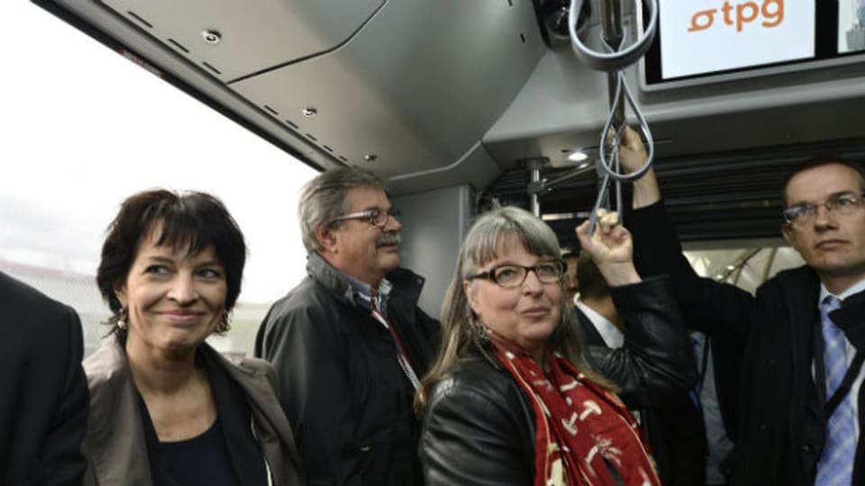 Bundesrätin Doris Leuthard fährt Bus mit Vertretern und Vertreterinnen der Genfer Regierung.