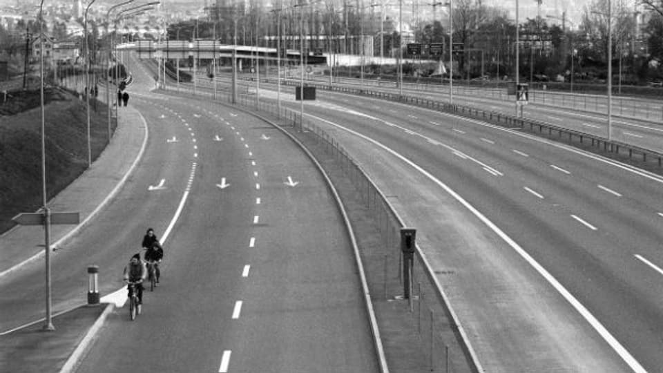 Velofahrer auf der Autobahn am autofreien Sonntag 1973.
