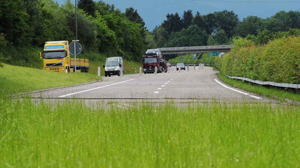 Das Ende der Oberlandautobahn A53 im Kreisel Betzholz bei Hinwil.  Befürworter der Oberlandautobahn forderten, dass der Bund die A53 zügig übernehmen und die Lücke schliessen soll.  Jetzt verzögert sich das Projekt wohl ein weiteres Mal um Jahre.