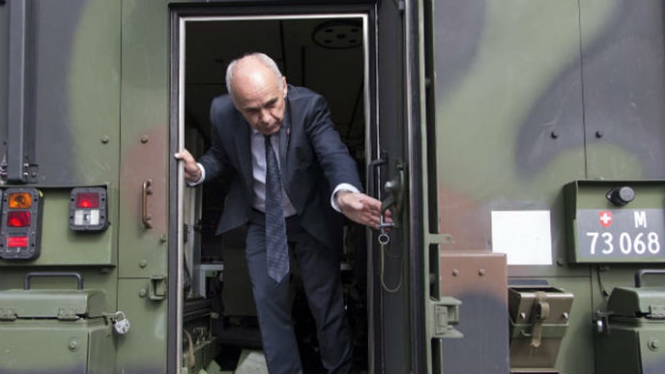 Verteidigungsminister Ueli Maurer bei einem Truppenbesuch in Lyss, einem Waffenplatz der bald geschlossen werden soll