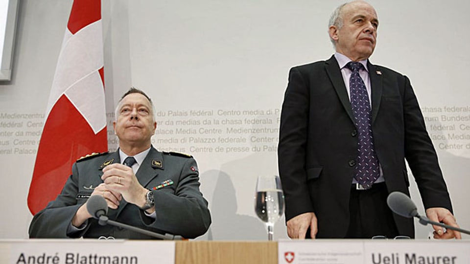 Armeechef André Blattmann und Bundespräsident Ueli Maurer an der Medienkonferenz zum Stationierungskonzept der Schweizer Armee, am 26. November.
