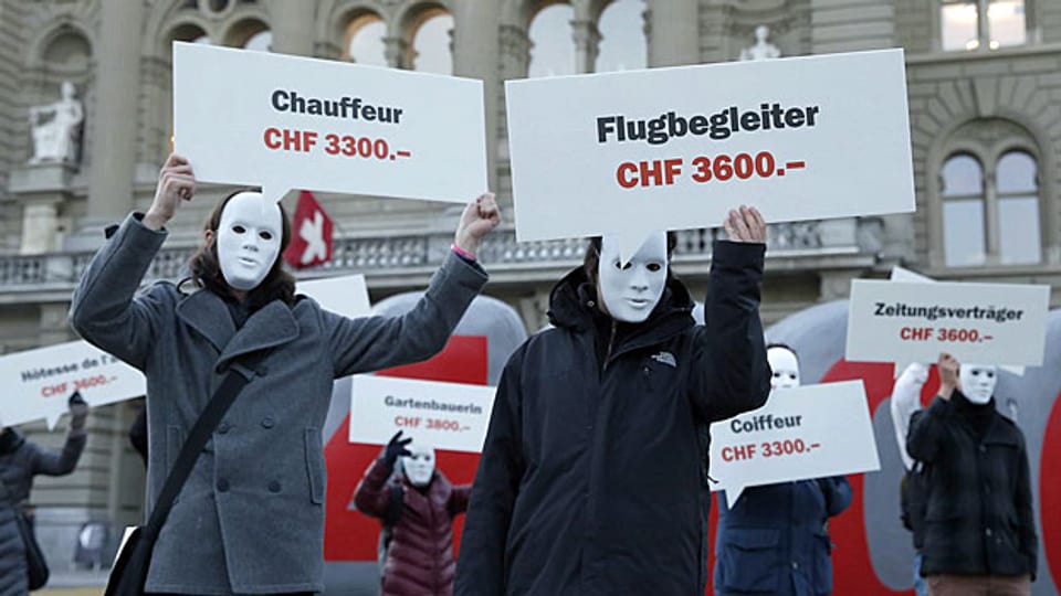 Im Nationalratssaal die Debatte - auf dem Bundesplatz die Demonstration für einen Mindestlohn von 4000 Franken.