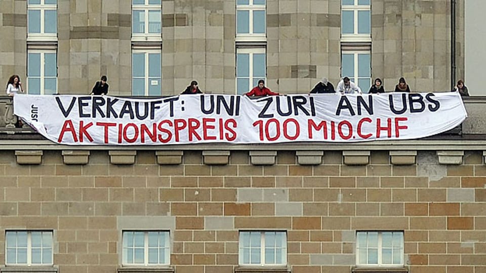 Aus Protest gegen das UBS-Engagement an der Uni Zürich protestierten Mitlgieder der Juso bereits im April 2012. Jetzt ist der Vertrag unter Dach.