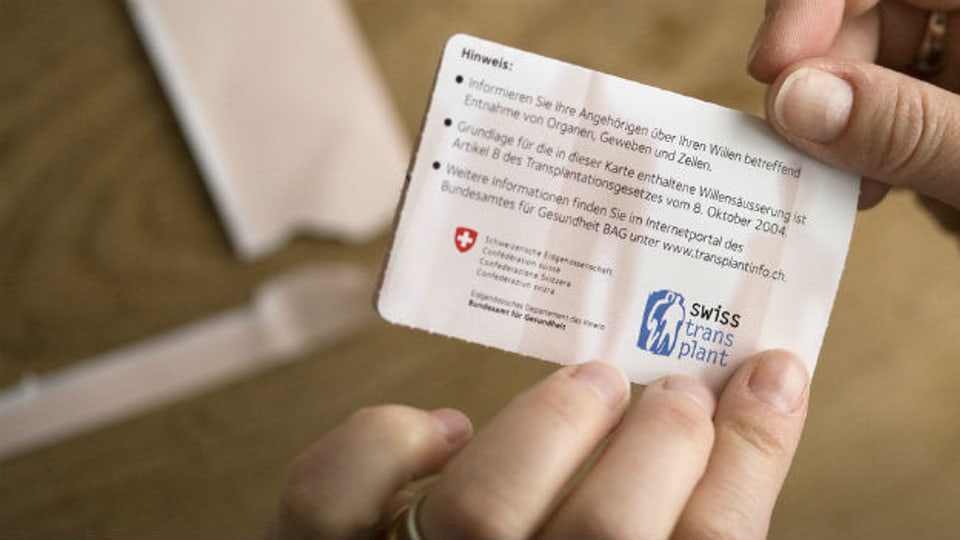 Organspenden sind im Moment nur mit ausdrücklichem Einverständnis möglich: Spenderausweis der Stiftung Swisstransplant.