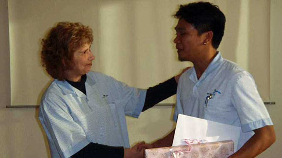 Der philippinische Pfleger Alfred Tobes nimmt Abschied im Alters- und Pflegeheim Magda in Hilterfingen am Thunersee.