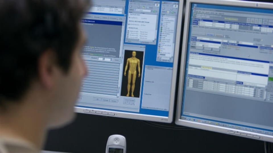 Ein medizinischer Fachmann studiert Informationen auf einem Bildschirm bei Medgate in Basel.
