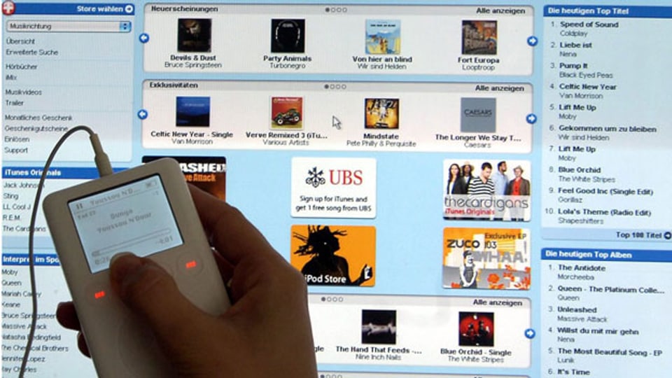 Gratis-Downloads aus dem Internet boomen. Doch denKulturschaffenden entgeht eine Menge Geld. Bild:  Eine iTunes Music Store Nutzerin lädt legal  neue Musiktitel aus dem Internet auf ihren iPod.