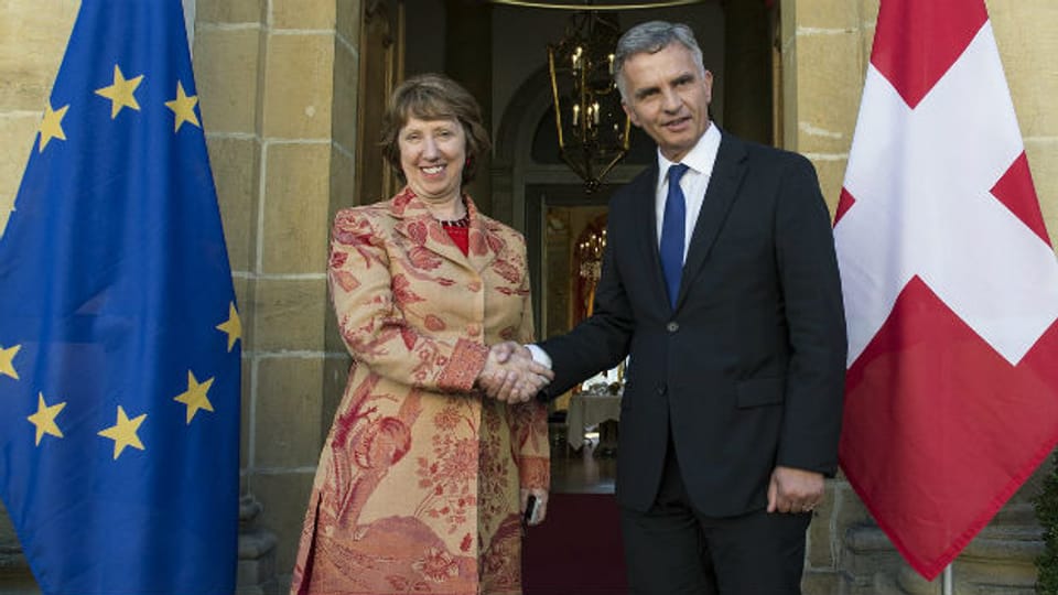 Aussenminister Didier Burkhalter begrüsst am 17. Oktober die EU-Aussenbeauftragte Catherine Ashton in Neuenburg.