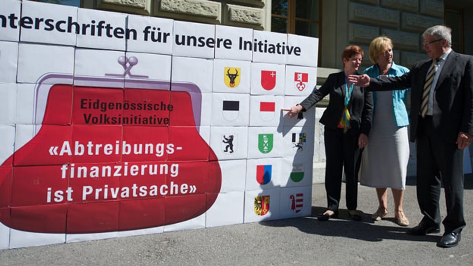 Die Initianten mit Unterschriftenbögen am  4. Juli 2011 anlässlich der Einreichung der Volksinitiative «Abtreibungsfinanzierung ist Privatsache» in Bern.