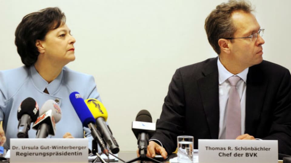   Thomas Schönbächler, Chef der BVK, neben der damaligen Regierungspräsidentin Ursula Gut an einer Medienkonferenz zur Sanierung der BVK im November 2011.