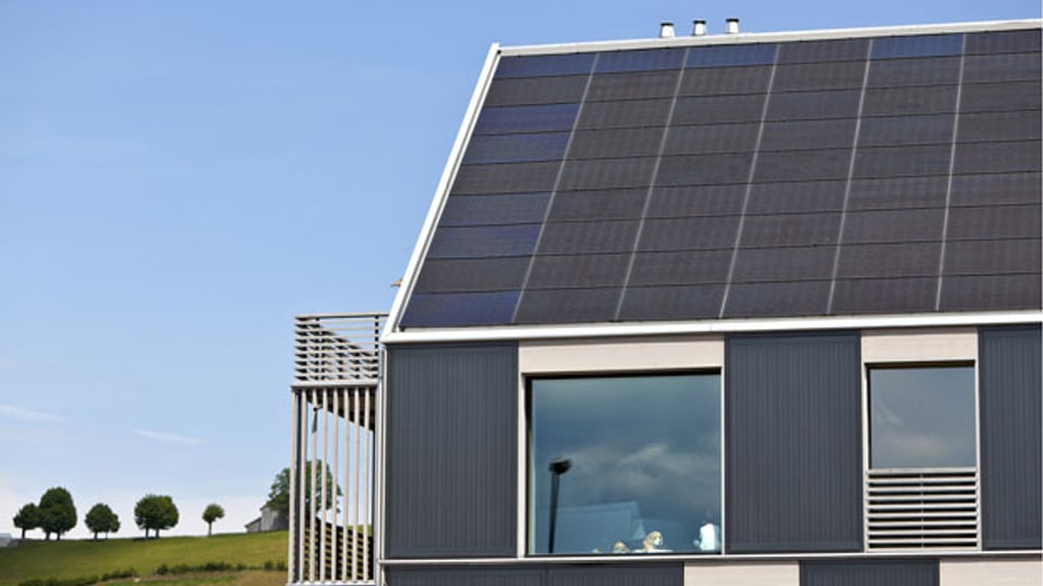 Dieses Haus ist das erste Mehrfamilienhaus der Schweiz, das mehr Energie produziert, als es verbraucht.  Die 150 Quadratmeter Solarkollektoren auf der Fassade dienen der Wärmegewinnung und die 217 Quadratmeter Photovoltaik-Anlage auf dem Dach produziert Strom.