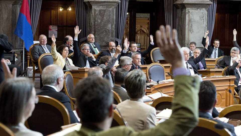 Abstimmung per Hand heben – eine schöne Tradition ist vorbei.  Bild: Das Plenum des Ständerats bei der Abstimmung am  5. Juni 2013 in Bern.