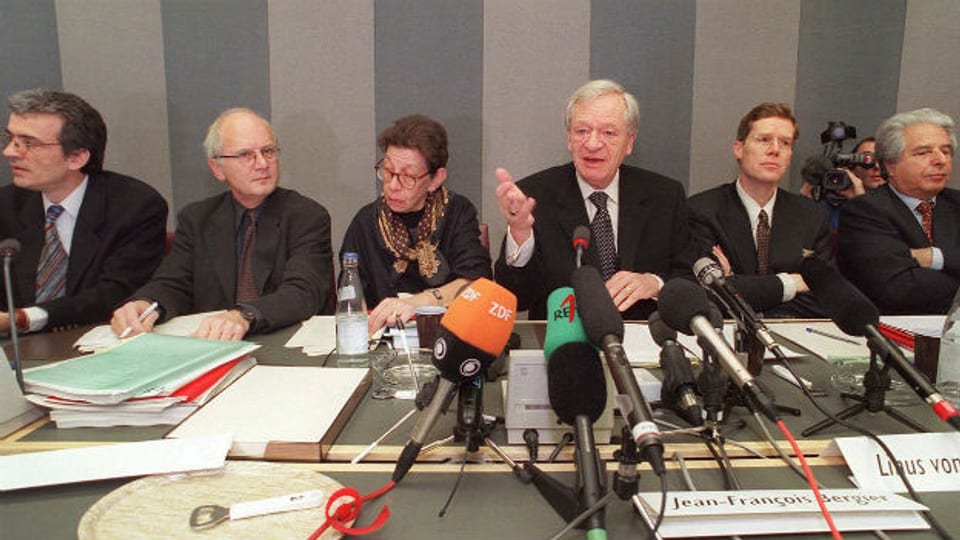 Jean-François Bergier (Mitte) und Mitglieder seiner Kommission bei der Präsentation ihres Berichts.