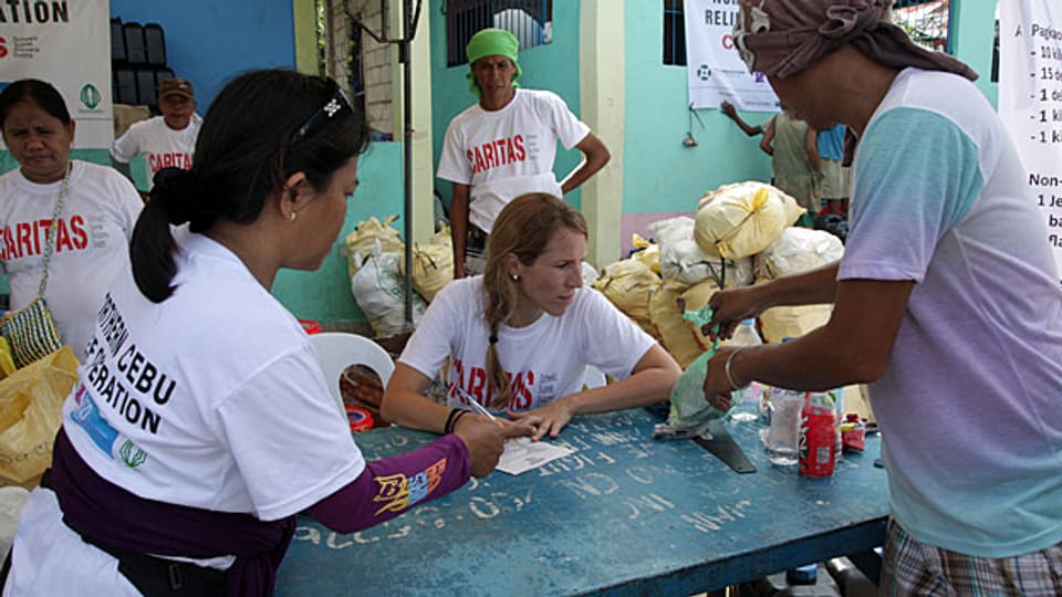 Katastrophenhelferin Yvonne Affolter während ihres Einsatzes auf der Insel Bantayan vor Cebu.