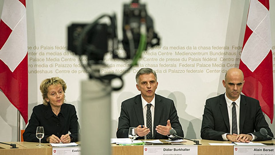 Bundesrätin Eveline Widmer-Schlumpf und die Bundesräte Didier Burkhalter und Allain Berset an der Medienkonferenz zur Europapolitik.