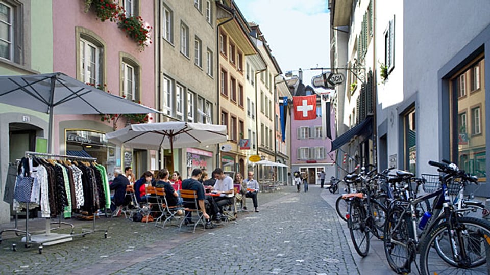 Baden und Aarau sind die grossen Zentren im Aargau, aber mit 20'000 und 18'000 Einwohnern sind sie nur Kleinstädte. Bild: Eine Strasse in der Altstadt von Aarau.
