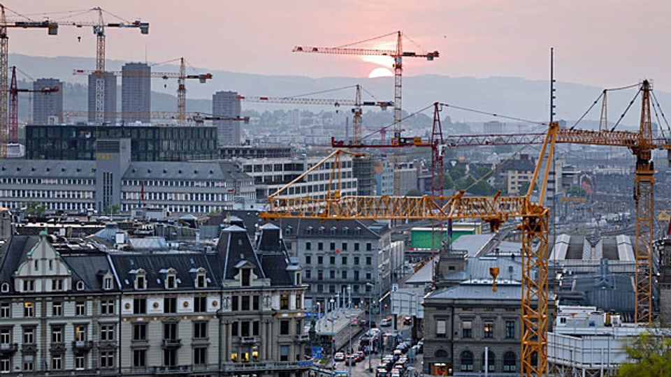 Heute wohnen fast 400'000 Leute in der Stadt Zürich, bis zu 120'000 mehr hätten noch Platz - im Prinzip. Die neue Zonenordnung lässt aber in den nächsten Jahren nur ein Wachstum von bis zu 50'000 Menschen zu.
