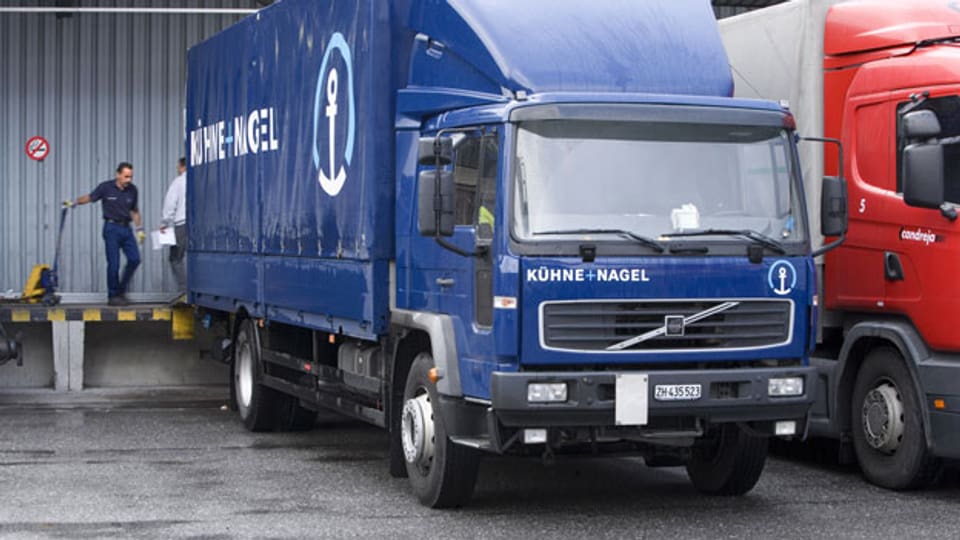 Ein Camion des weltweit tätigen Logistikunternehmens Kühne + Nagel wird im Industriegebiet von Landquart beladen.