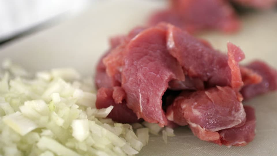 Kalbfleisch: Rötliche Färbung ist ein Indiz für eine gute Ernährung der Tiere.