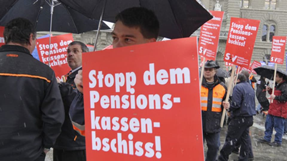 Symbolbild: Gewerkschafter des Verkehrspersonals (SEV) demonstrieren auf dem Bundesplatz in Bern gegen das Pensionskassenloch. Damit soll erreicht werden, dass die Unterdeckung der Pensionskasse der SBB saniert wird.