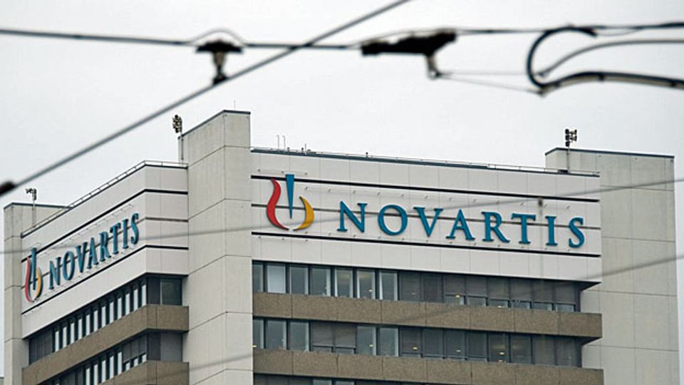 Abbauen will Novartis in unterstützenden Bereichen und in der pharmazeutischen Entwicklung. Die Basler Behörden wurden vom Abbau offenbar überrumpelt.