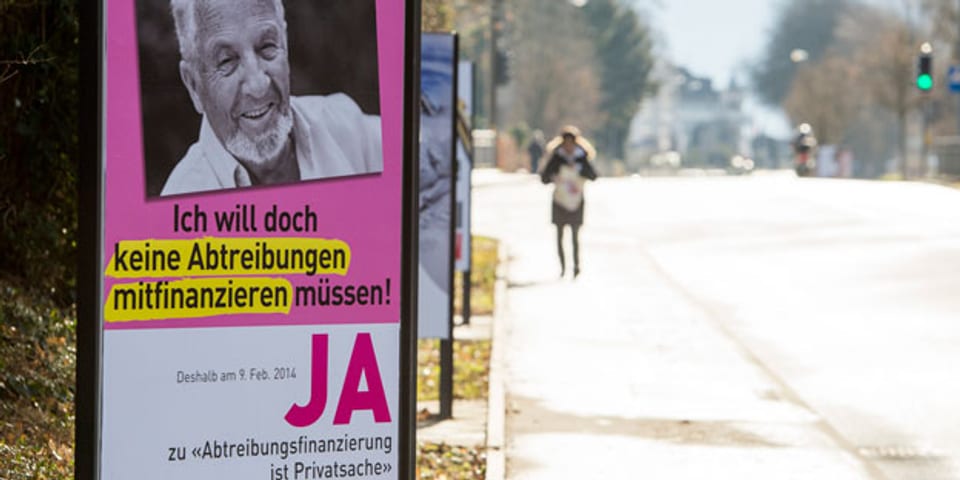 Ein Plakat wirbt für ein Ja zur Volksinitiative «Abtreibungsfinanzierung ist Privatsache» vom  9. Februar 2014 in Luzern.