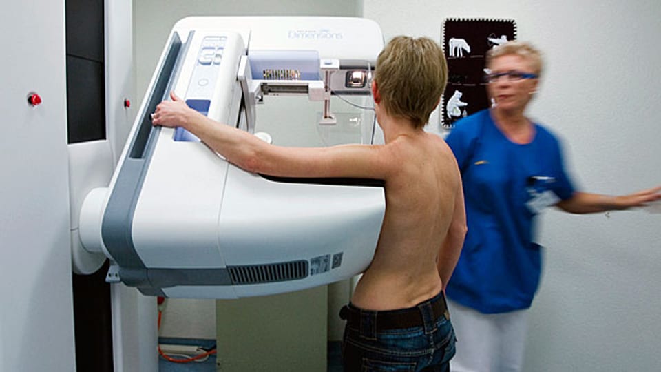 Vorbereitungen für eine Mmammographie in einem Berner Spital.