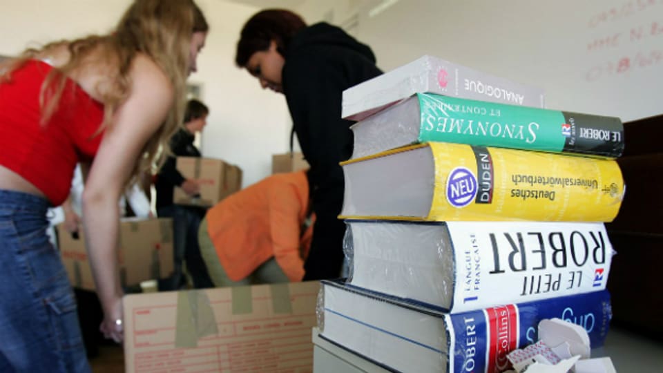 Bücher und Schülerinnen in einem Gymnasium in Payerne.