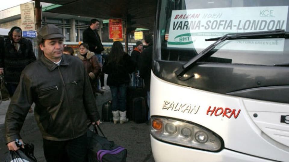Ein Mann besteigt einen Bus in Bulgarien mit dem Ziel London.