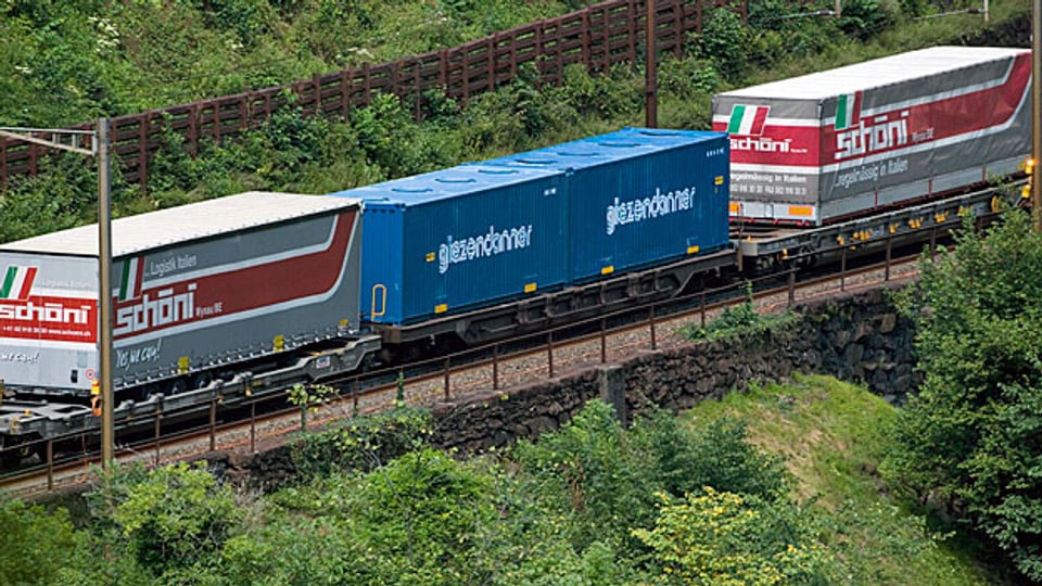 Die Lastwagen-Lobby möchte, dass vor allem noch der EU-Transitverkehr auf die Schiene muss.