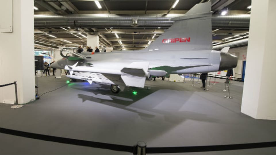 Ein 1:1-Modell des schwedischen Kampfjets Gripen steht an der muba in Ein 1:1-Modell des schwedischen Kampfjets Gripen steht an der muba in Basel.Messe in Basel.
