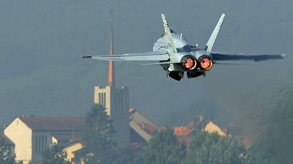 Bis spätestens 2020 soll die Schweizer Luftwaffe rund um die Uhr einsatzbereit sein, sagt VBS-Chef Ueli Maurer.