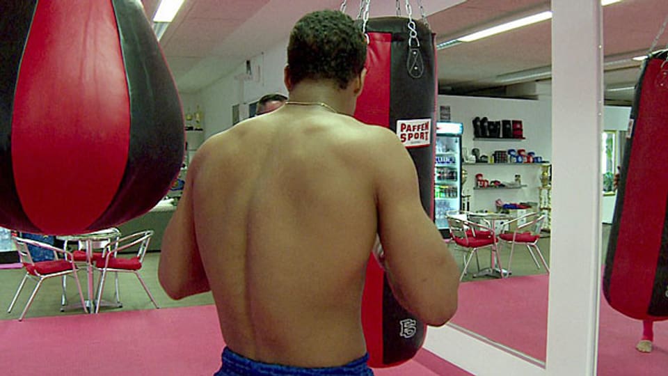 Der jugendliche Straftäter Carlos beim Kampfsporttraining. Bekannt wurde er durch einen Dokumentarfilm der SRF-Sendung «Reporter».
