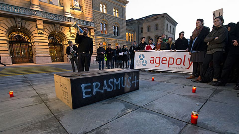 Symbolische Beerdigung des EU-Studenten-Austauschprogramms Erasmus auf dem Bundesplatz, Bild vom 20.2.2014.