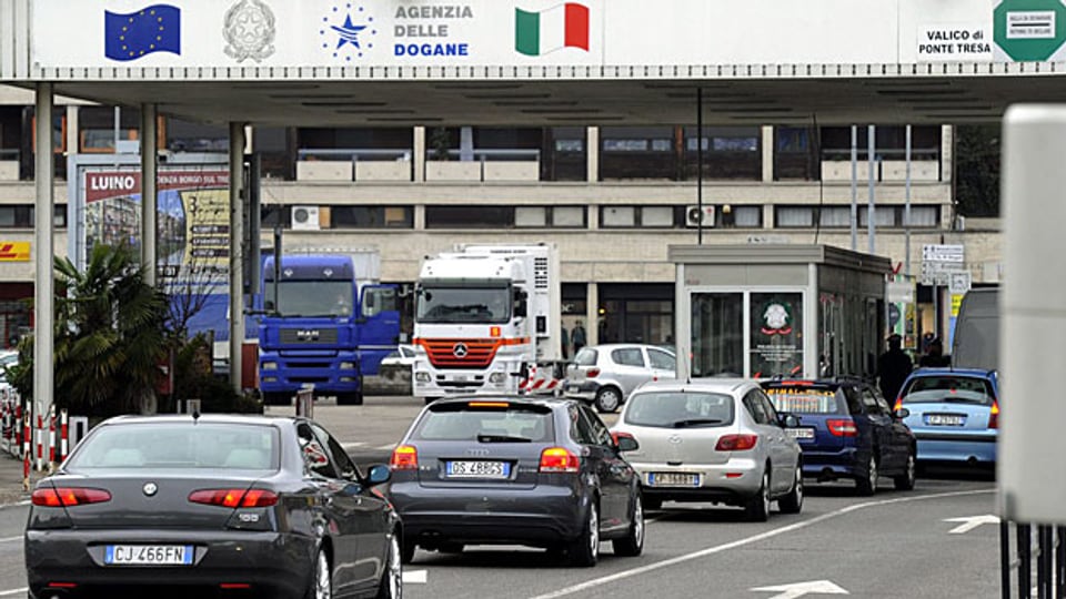 GrenzgängerInnen am Zoll in Ponte Tresa. Gut die Hälfte der GrenzgängerInnen in der Schweiz kommt aus Frankreich, knapp ein Viertel aus Italien und ein Fünftel aus Deutschland.