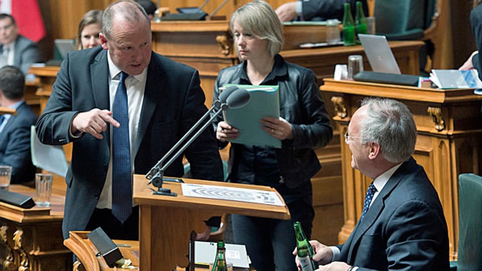 Bundesrat Johann Schneider-Ammann (rechts) im Nationalratssaal, wo der Aussenpolitische Bericht und der Bericht zur Aussenwirtschaftspolitik diskutiert werden.