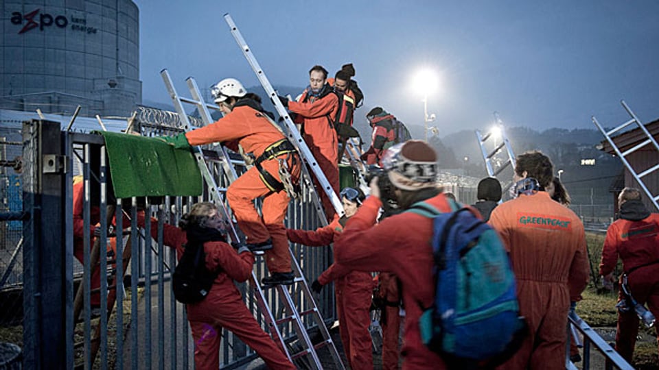 Greenpeace-AktivistInnen aus sechs Ländern dringen auf das Gelände des AKW Beznau vor.