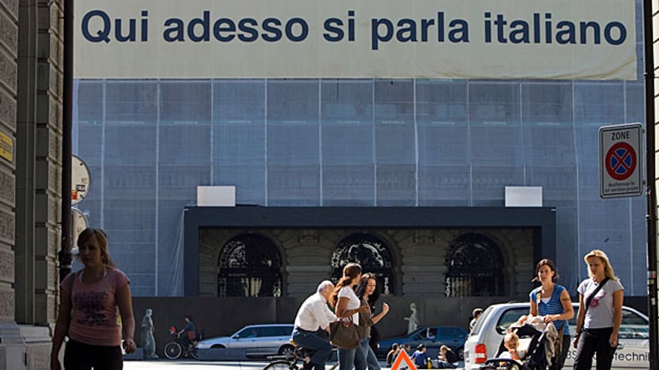 Im August 2006 hing am Bundeshaus, das vor einem Umbau stand, ein Transparent, welches die italienische Sprache postulierte.