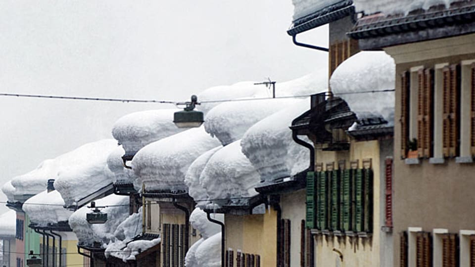 Die überdurchschnittlichen Schneemassen südlich der Alpen erhöhen die Lawinengefahr. Bild: Ein Dorf in der Leventina.