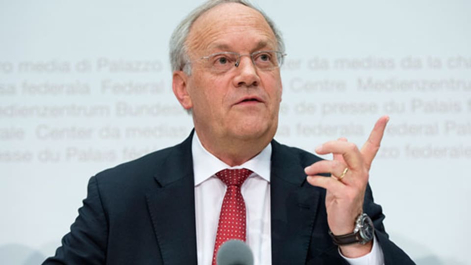 «Zwischenzeitlich werden die Projekte unterstützt». Bundesrat Johann Schneider-Ammann während der Medienkonferenz über EU-Programme «Erasmus+», «Horizon 2020» sowie das «Media-Filmfoerderprogramm» am 7. März 2014 in Bern.