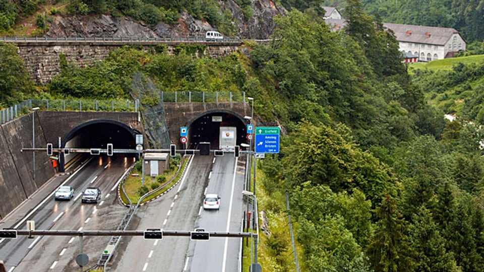 Wird der zweite Tunnel gebaut, dürfte im alten und im neuen Gotthardtunnel nur je eine Fahrspur benutzt werden.