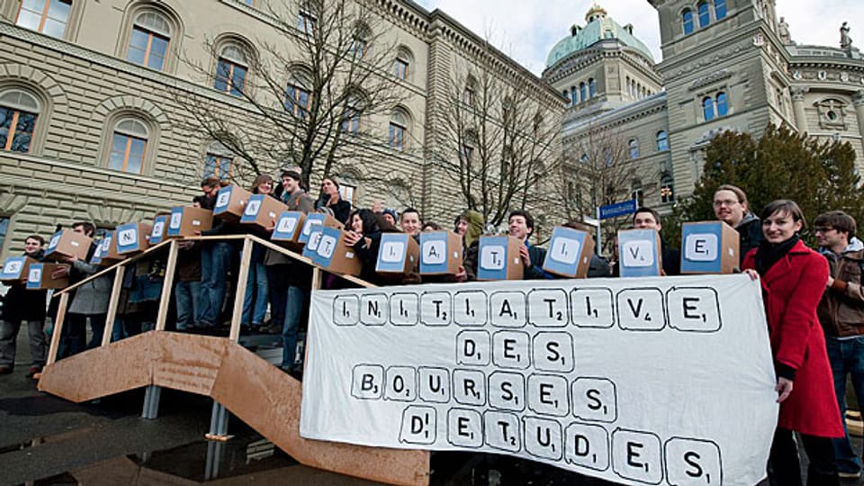 Der Verband der Schweizer Studierenden  bei der Einreichung der Stipendieninitiative am 20. Januar 2012.