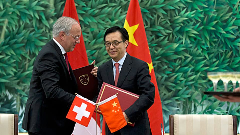  Bundesrat Johann Schnedier-Ammann mit dem chinesischen Handelsminister Geo Hucheng im Juli 2013, nach der Unterzeichnung des Freihandelsvertrages. Der Ständerat hat diesen nun abgesegnet.