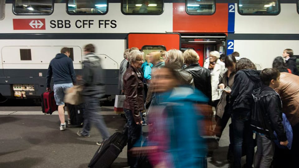 Wieviel Bevölkerung verträgt die Schweiz? Bild: Bahnpassagiere entsteigen einem Intercity-Zug im Bahnhof Bern.