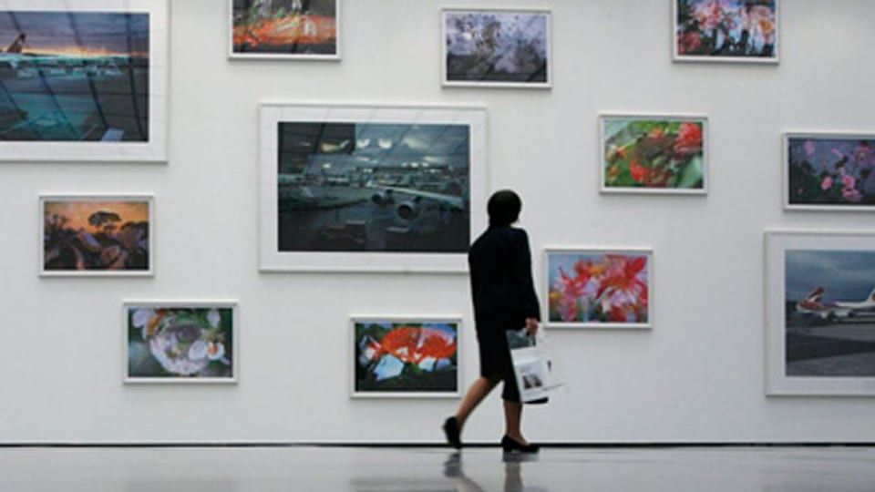 Eine Besucherin betrachtet  im Kunsthaus Zürich die erste Retrospekitve «Fragen und Blumen» der zeitgenössischen Künstler Peter Fischli und David Weiss.