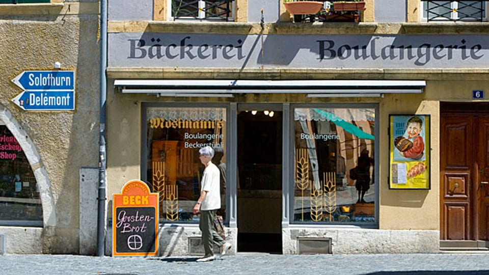 Eine Bäckerei in der Altstadt von Biel-Bienne - traditionell zweisprachig angeschrieben.